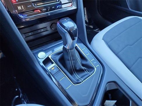 Certified 2025 Volkswagen Taos SE image 21