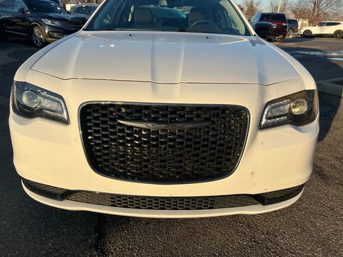 Used 2022 Chrysler 300 Touring w/ Sport Appearance Package image 5