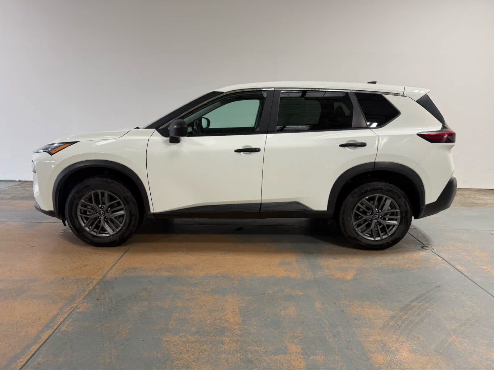 Used 2023 Nissan Rogue S AWD/4WD image 2