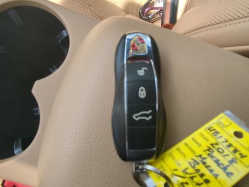 Used 2018 Porsche Macan AWD/4WD image 28