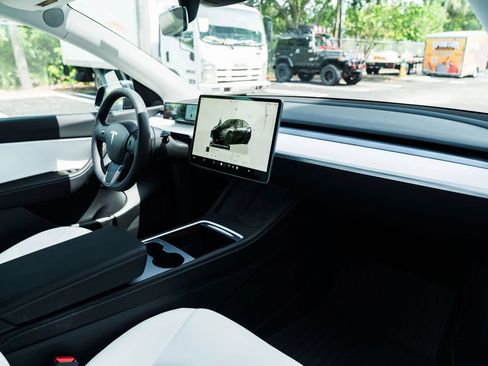 Used 2022 Tesla Model Y Performance AWD/4WD image 33