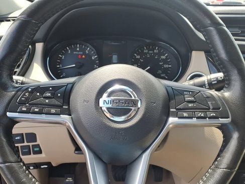 Used 2017 Nissan Rogue SV w/ SV Premium Package AWD/4WD image 6