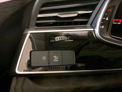 Used 2022 Audi Q8 Premium Plus image 33