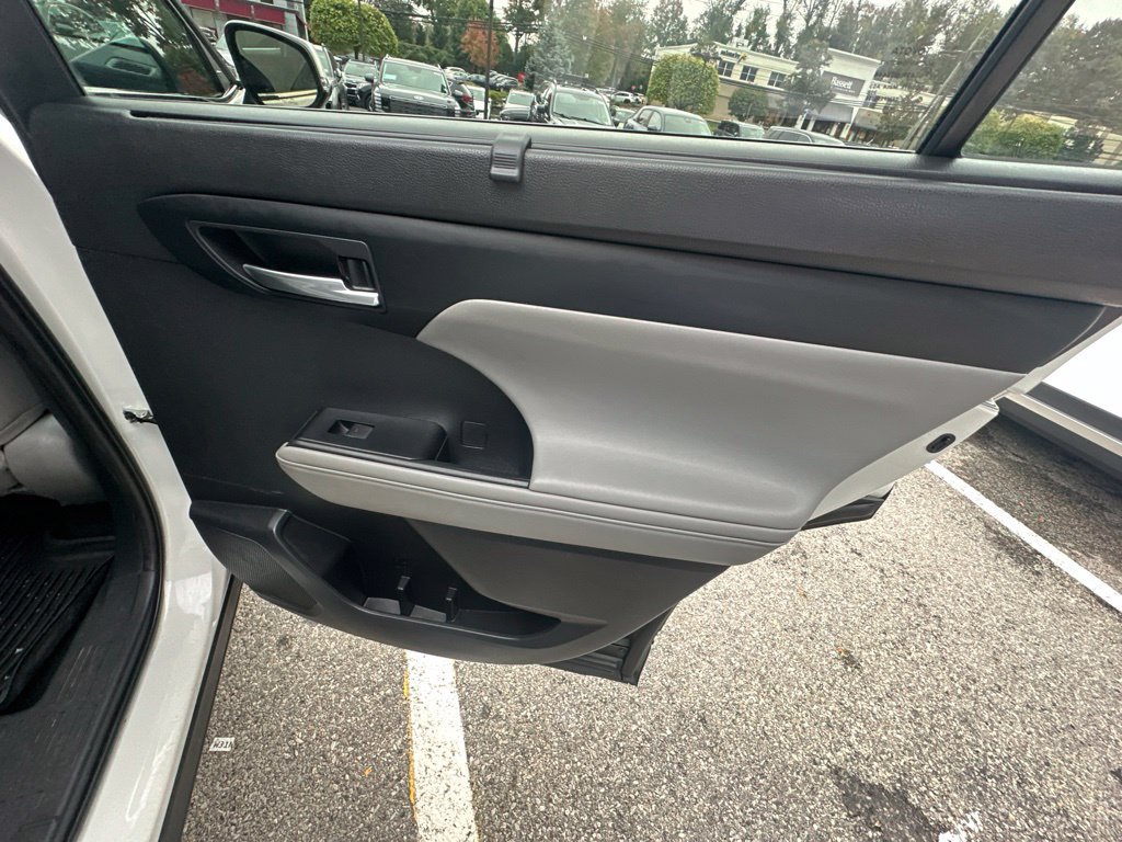 Used 2021 Toyota Highlander XLE AWD/4WD image 29