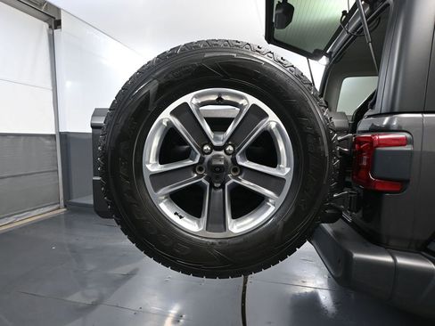 Used 2018 Jeep Wrangler Unlimited Sahara image 15