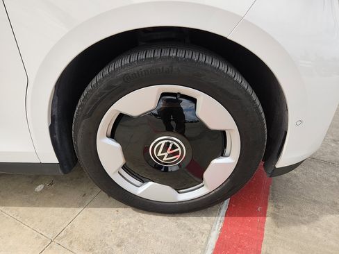 Used 2025 Volkswagen ID. Buzz Pro S RWD image 9