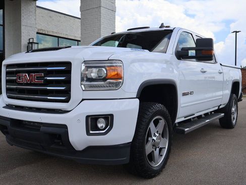 Used 2018 GMC Sierra 2500 SLT w/ Duramax Plus Package AWD/4WD image 2
