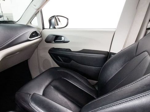 Used 2022 Chrysler Pacifica Touring-L AWD/4WD image 7