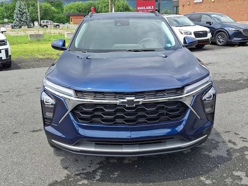Used 2024 Chevrolet Trax LT w/ Driver Confidence Package FWD image 2