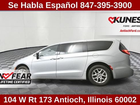 Used 2024 Chrysler Pacifica Touring-L image 29