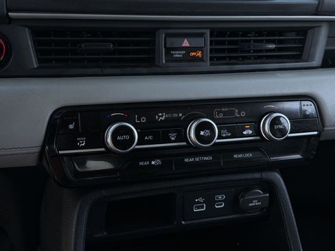 Used 2023 Honda Pilot Touring image 16
