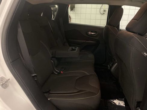Used 2016 Jeep Cherokee Latitude FWD image 19