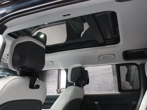 Used 2025 Land Rover Defender 110 X-Dynamic SE AWD/4WD image 28