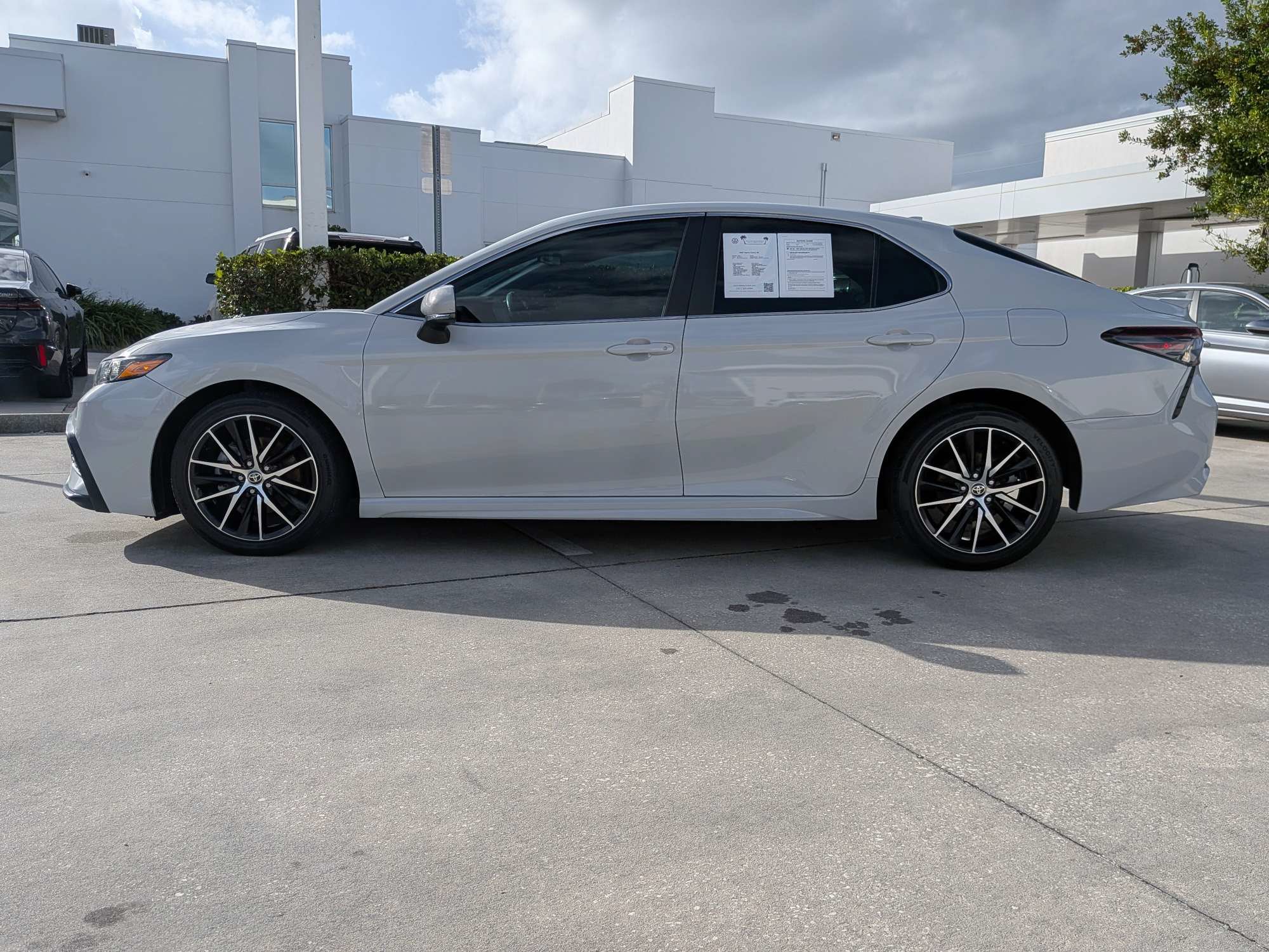 Used 2022 Toyota Camry SE FWD image 6