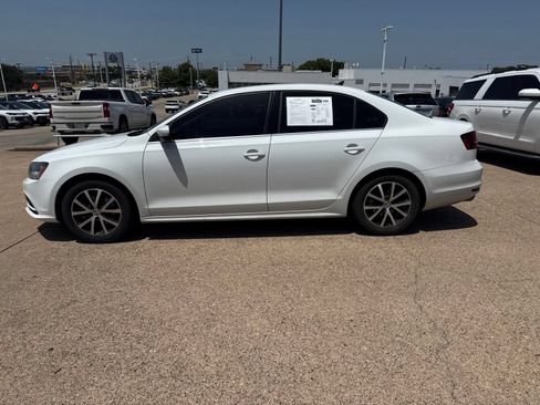 Used 2017 Volkswagen Jetta SE FWD image 4