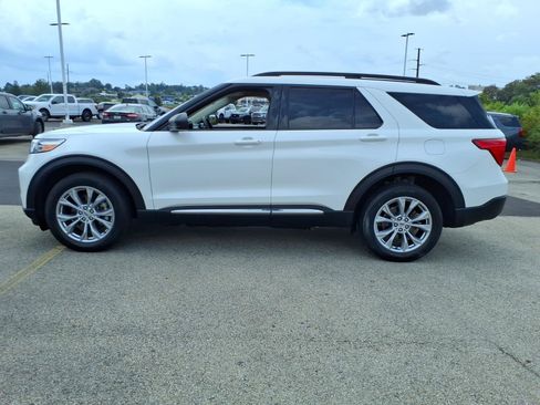 Used 2023 Ford Explorer XLT AWD/4WD image 4