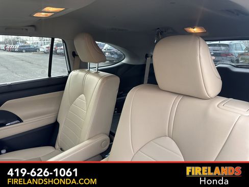 Used 2023 Toyota Highlander XLE image 30