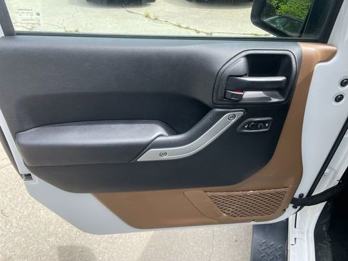 Used 2017 Jeep Wrangler Unlimited Sahara w/ Connectivity Group AWD/4WD image 11