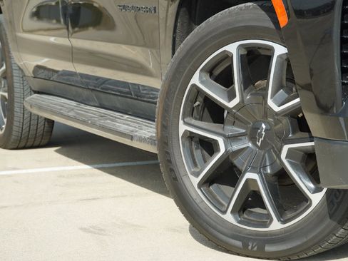 Used 2023 Chevrolet Suburban RST w/ Luxury Package image 3