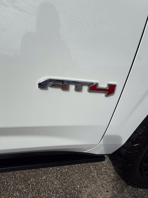 Used 2022 GMC Yukon AT4 w/ Technology Package AWD/4WD image 8