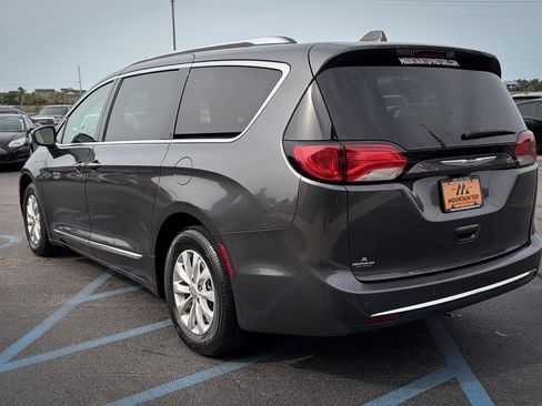 Used 2018 Chrysler Pacifica Touring-L FWD image 30