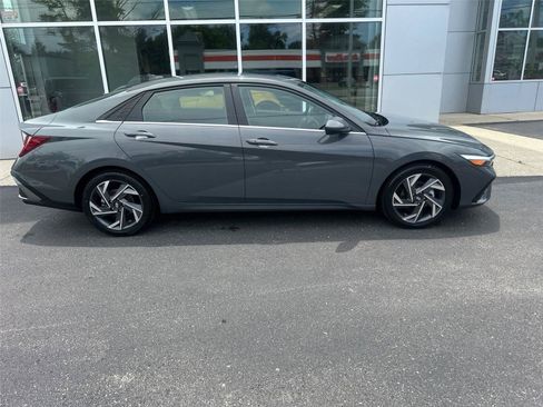 Used 2025 Hyundai Elantra SEL FWD image 2