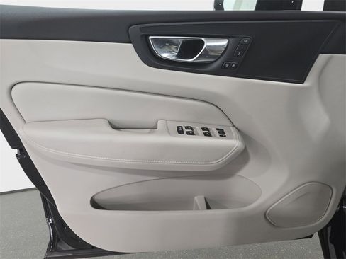 Used 2020 Volvo XC60 T5 Momentum image 26