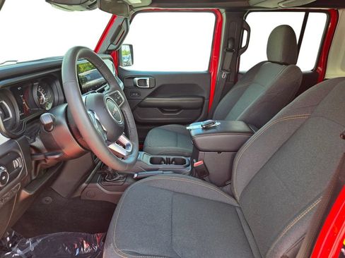 Used 2025 Jeep Wrangler Unlimited Sahara AWD/4WD image 17