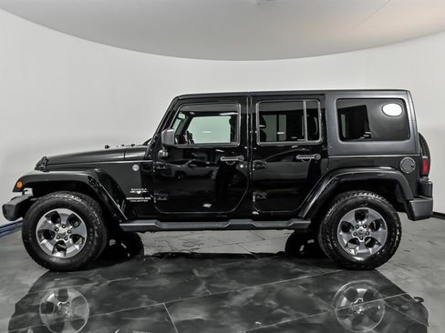 Used 2016 Jeep Wrangler Unlimited Sahara w/ Connectivity Group AWD/4WD image 6