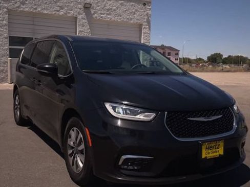Used 2023 Chrysler Pacifica Touring-L FWD image 4
