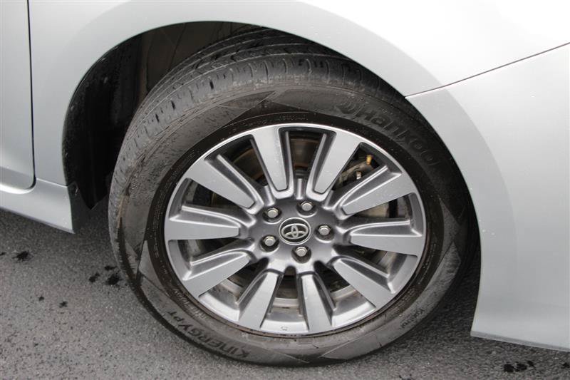 Used 2020 Toyota Sienna XLE w/ XLE Navigation Package AWD/4WD image 33