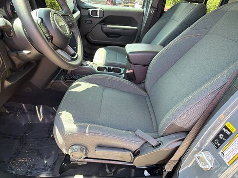 Used 2025 Jeep Wrangler Willys AWD/4WD image 16