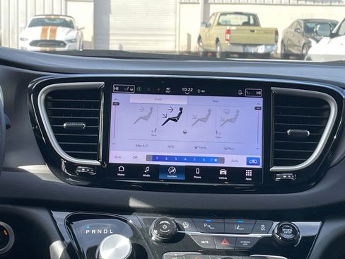 Used 2025 Chrysler Pacifica Select image 21