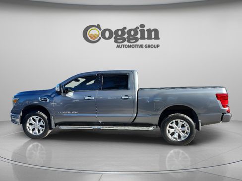 Used 2017 Nissan Titan SL image 3