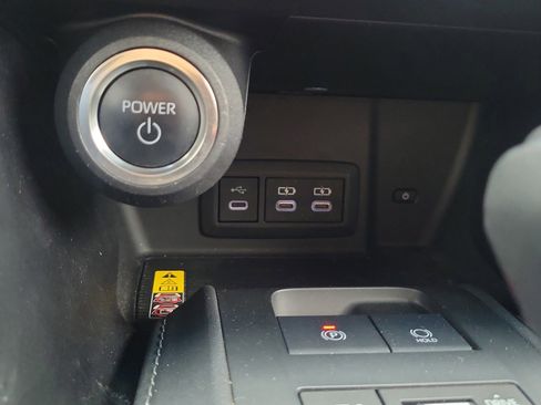 Used 2024 Toyota Venza LE AWD/4WD image 31