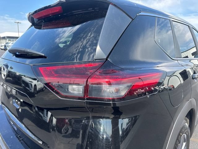Used 2025 Nissan Rogue SV FWD image 24