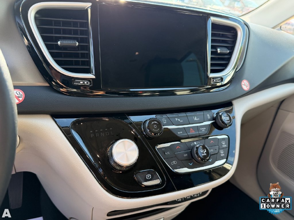 Used 2024 Chrysler Pacifica Touring-L FWD image 11