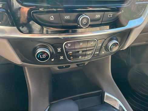 Used 2021 Chevrolet Traverse LT image 32