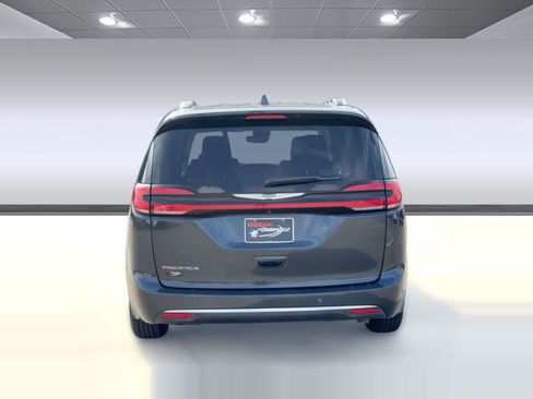 Used 2021 Chrysler Pacifica Touring-L image 9
