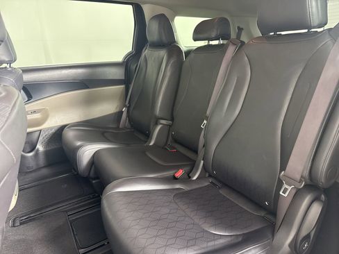 Used 2025 Kia Carnival FWD image 12