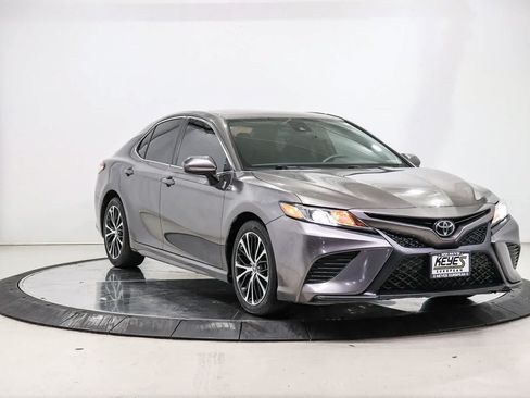 Used 2020 Toyota Camry SE w/ Carpet Mat Package FWD image 5