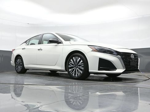 Used 2025 Nissan Altima 2.5 SV FWD image 42