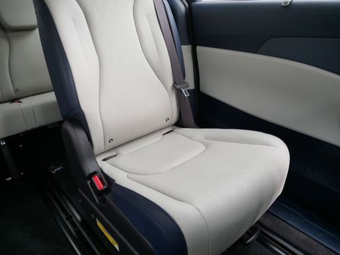 Used 2025 Kia Carnival EX FWD image 14