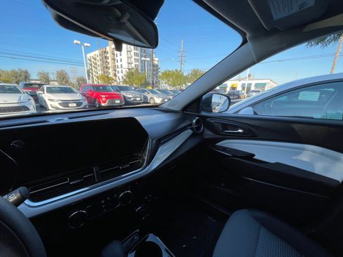 Used 2025 Chevrolet Trax LT image 36