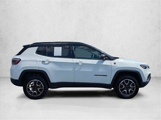 Used 2025 Jeep Compass Trailhawk AWD/4WD video 4