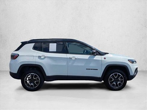 Used 2025 Jeep Compass Trailhawk AWD/4WD image 4