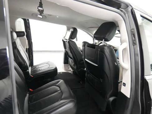 Used 2017 Chrysler Pacifica Touring-L Plus FWD image 26