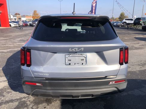 Used 2023 Kia Sorento LX image 10