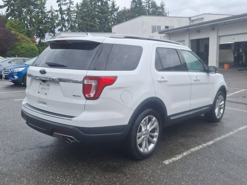 Used 2018 Ford Explorer XLT w/ Equipment Group 202A image 4