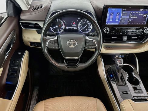 Used 2022 Toyota Highlander Limited FWD image 15